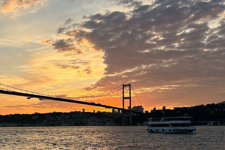 Enjoy Istanbul’s Bosphorus:2-Hour Daytime, Sunset & Night (2026 Review & Booking Guide) 1 Enjoy Istanbul’s Bosphorus:2-Hour Daytime, Sunset & Night in Istanbul