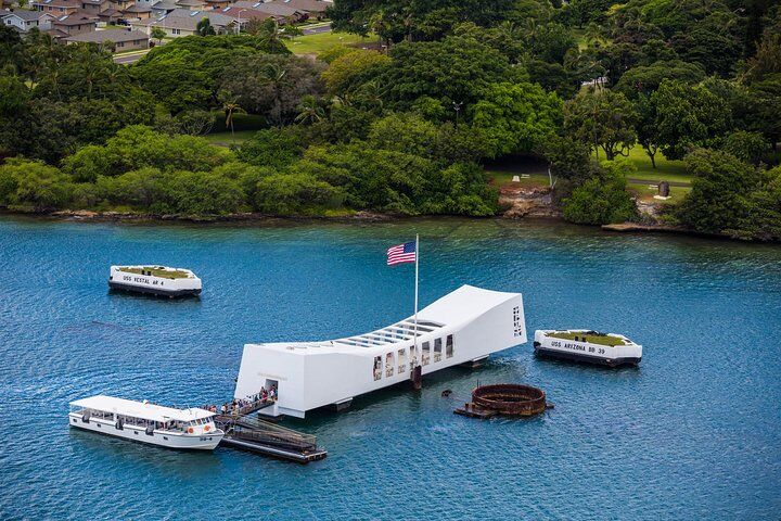 Private vs Small Group Tours in Honolulu: Which Should You Book? (2026) 13 Pearl Harbor, USS Arizona Memorial & Honolulu Deluxe Coach Tour