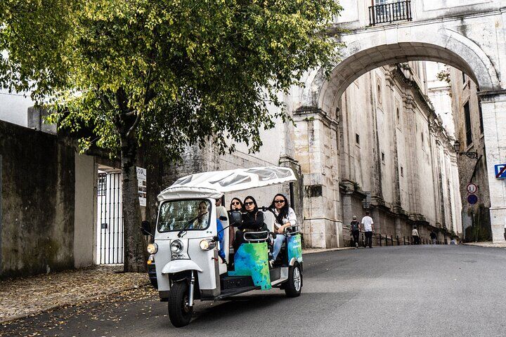 Lisbon Highlights: Private Tuk Tuk Tour Adventure Sightseeing in Lisbon