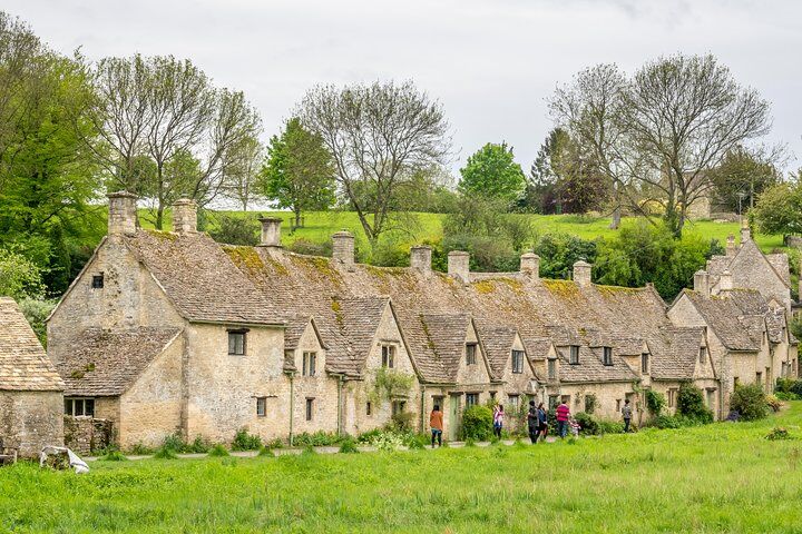 Private vs Small Group Tours in London: Which Should You Book? (2026) 18 Oxford and Cotswolds Villages Small-Group Day Tour from London
