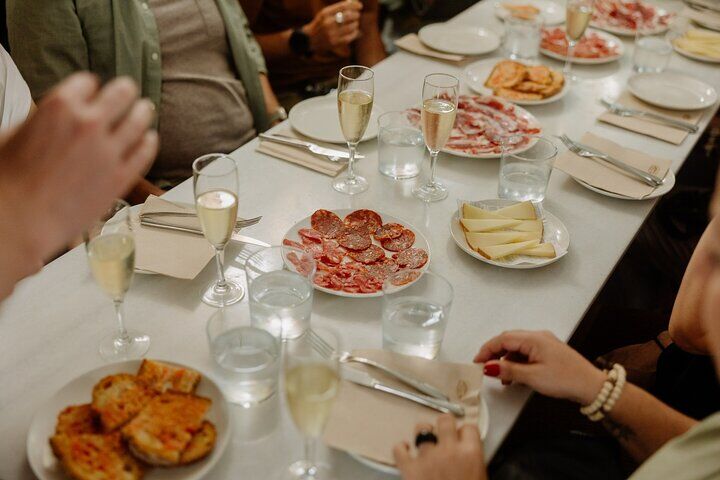 Barcelona Gothic Quarter Tapas & Taverns Food & Wine Tour