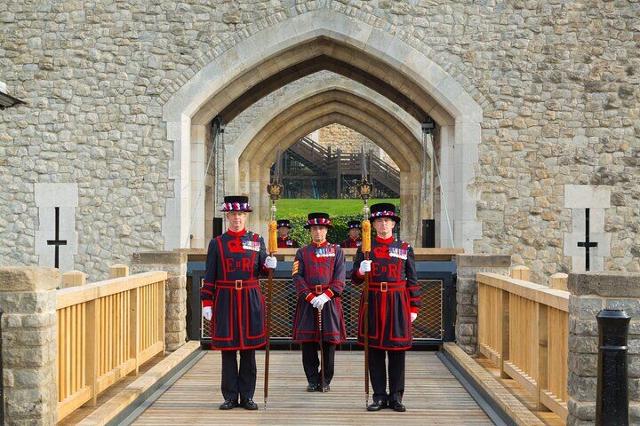 Tower of London Tickets Compared: Ticket vs Guided vs London Pass (2026) 13 VIP Tower of London and Crown Jewels Tour with Private Beefeater Meet & Greet