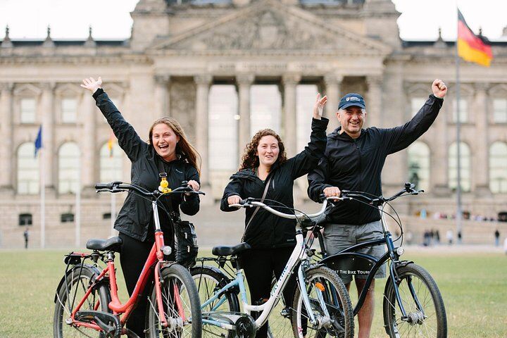 Private vs Small Group Tours in Berlin: Which Should You Book? (2026) 16 Berlin Highlights 3-Hour Bike Tour