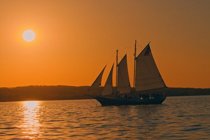 Meilleurs tours et expériences à Traverse City Michigan 20 The Wind Dancer Sunset Sail - Traverse City Michigan