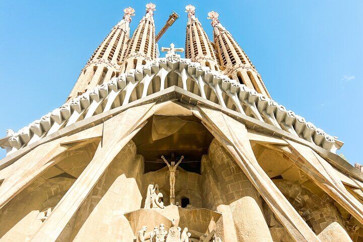 Barcelona all included: Sagrada, Park Guell, Montjuic & Gothic