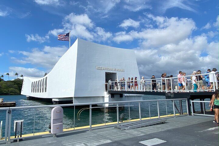Pearl Harbor Tribute: Arizona Memorial and Honolulu City Tour in Honolulu