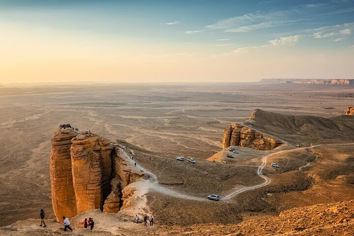 Edge of the World Riyadh Tour with Bat Cave Experience in Riyadh