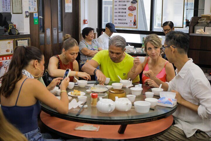 Private vs Small Group Tours in Hong Kong: Which Should You Book? (2026) 12 Small-Group Hong Kong Island Food Tour