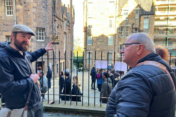 Private vs Small Group Tours in Edinburgh: Which Should You Book? (2026) 18 Edinburgh Royal Mile and Old Town Small Group Walking Tour