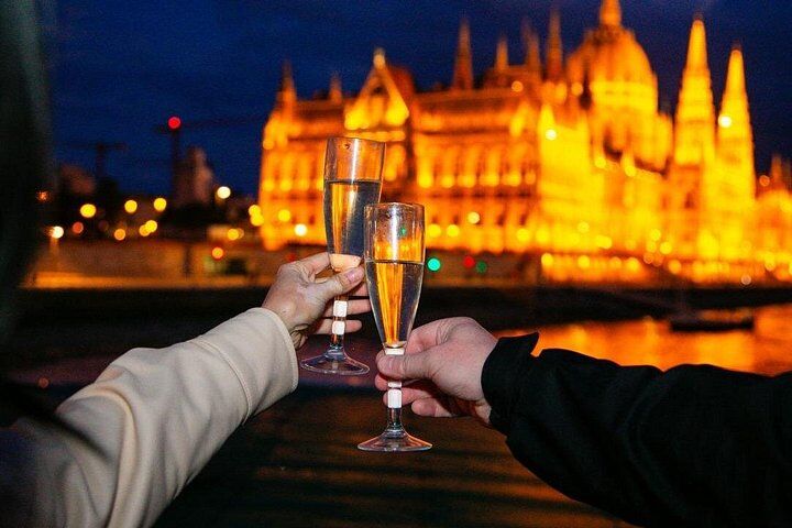 Budapest Sip and Sail Danube Cruise with Unlimited Prosecco