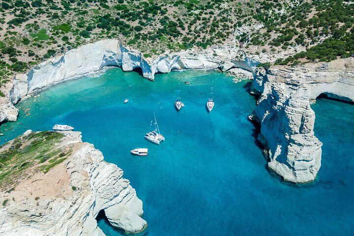 Milos Small-Group Full-Day Cruise with Snorkelling and Lunch (2026 Review & Booking Guide) 1 Milos Small-Group Full-Day Cruise with Snorkelling and Lunch in Milos