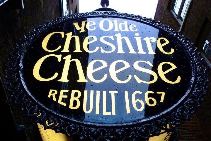 Private vs Small Group Tours in London: Which Should You Book? (2026) 12 Private Group: Historical Pub Walking Tour of London