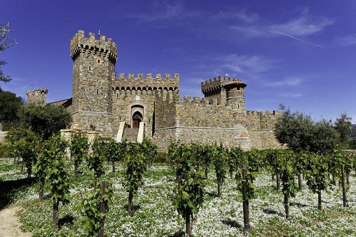 Os melhores passeios e experiências em Napa Valley, California 13 Napa Valley Wine Trolley Castle Tour
