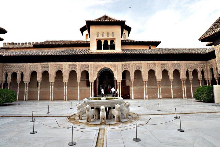 Alhambra: Small Group Tour with Local Guide & Admission in Granada