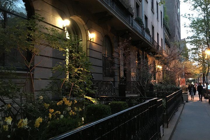 Private vs Small Group Tours in New York City: Which Should You Book? (2026) 14 New York City Ghost Tour of Greenwich Village