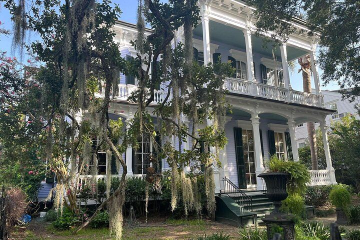 Private vs Small Group Tours in Orlando: Which Should You Book? (2026) 18 New Orleans Small-Group Garden District Walking Tour