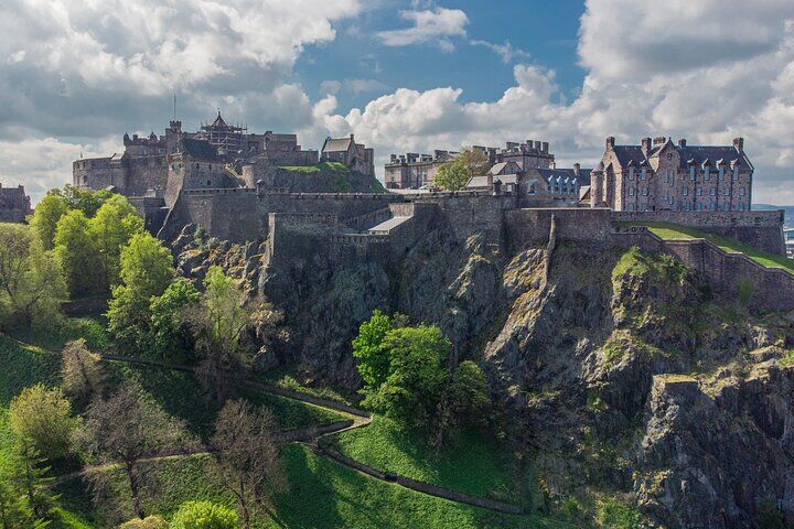 Private vs Small Group Tours in Edinburgh: Which Should You Book? (2026) 10 Edinburgh Castle: Guided Walking Tour with Entry Ticket