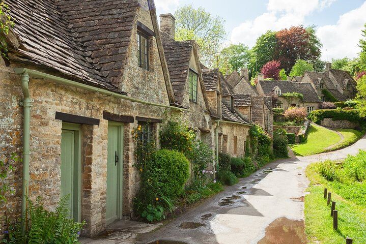 Private vs Small Group Tours in London: Which Should You Book? (2026) 17 Cotswolds Small Group Tour from London