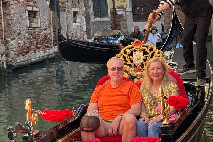 Private vs Small Group Tours in Venice: Which Should You Book? (2026) 15 Gondola Ride with Private Walking Tour in Venice