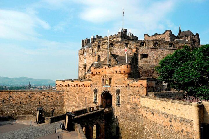Private vs Small Group Tours in Edinburgh: Which Should You Book? (2026) 17 Royal Mile and Edinburgh Castle - Small Group Walking Tour