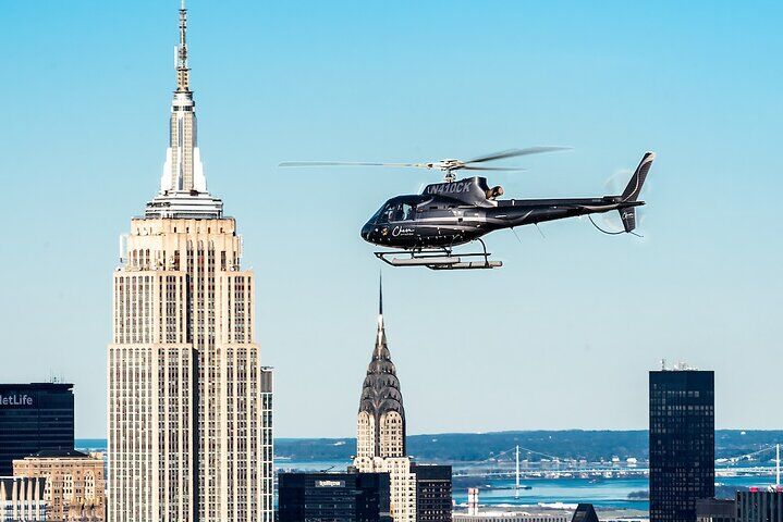Private vs Small Group Tours in New York City: Which Should You Book? (2026) 13 The Big Apple Helicopter Tour of New York City