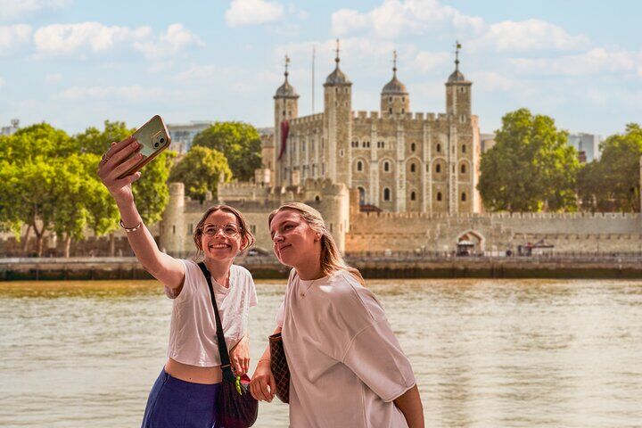Tower of London Tickets Compared: Ticket vs Guided vs London Pass (2026) 15 Tower of London Guided Tour with Optional Thames River Cruise