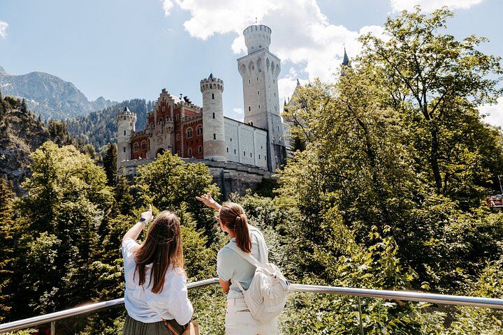 Premium Neuschwanstein Castle and Linderhof VIP Tour from Munich