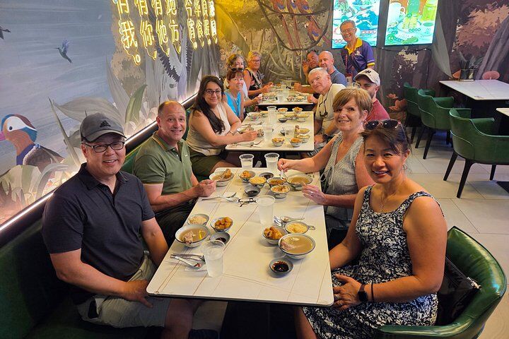 Small Group: Singapore Street Food & Night Tour with 9 (2026 Review & Booking Guide) 1 Small Group: Singapore Street Food & Night Tour with 9 in Singapore