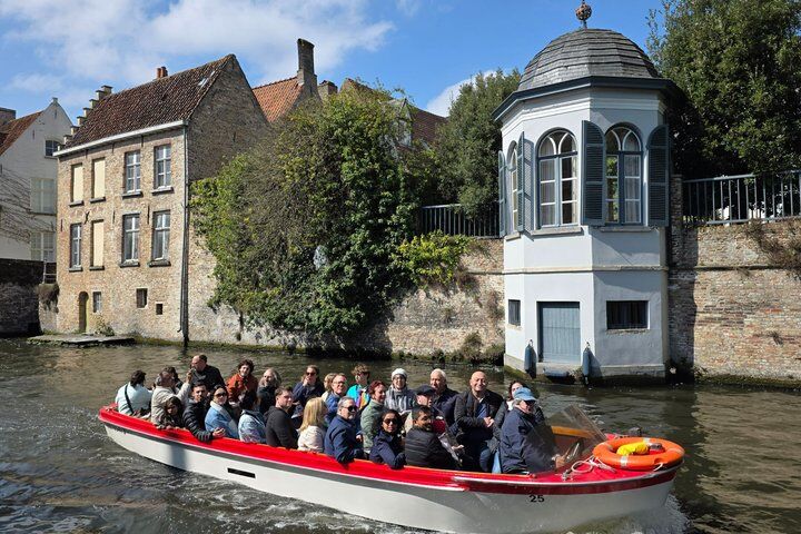 Boat trip, guided walk and chocolate (2026 Review & Booking Guide) 1 Boat trip, guided walk and chocolate in Bruges