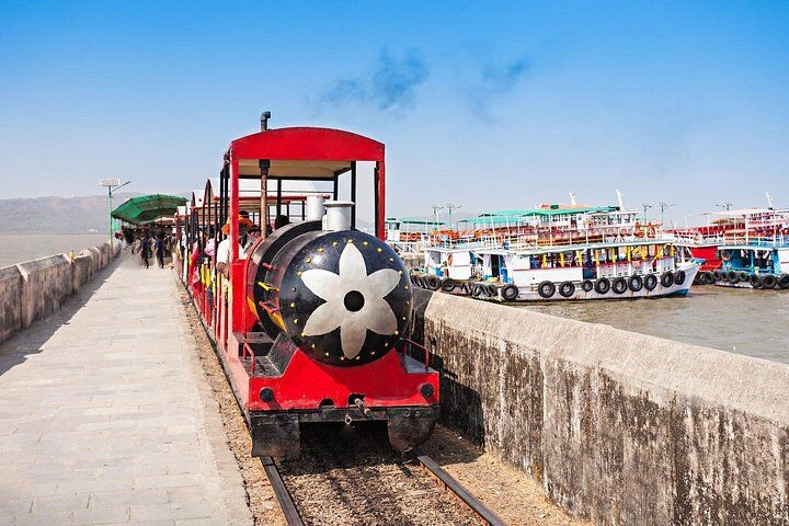 Elephanta Caves & Island Guided Private Tour in Mumbai