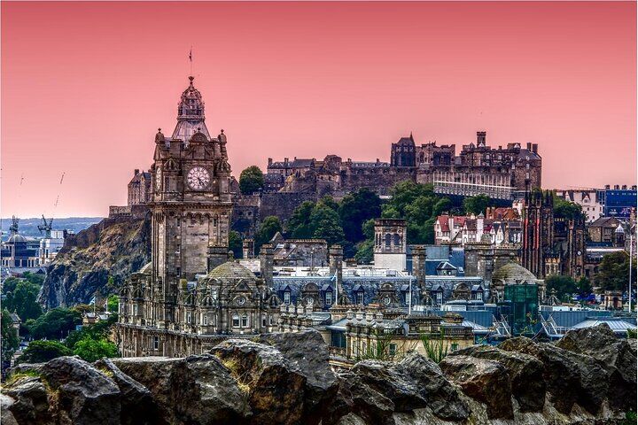 Private vs Small Group Tours in Edinburgh: Which Should You Book? (2026) 12 Edinburgh Castle Guided Tour Tickets Included