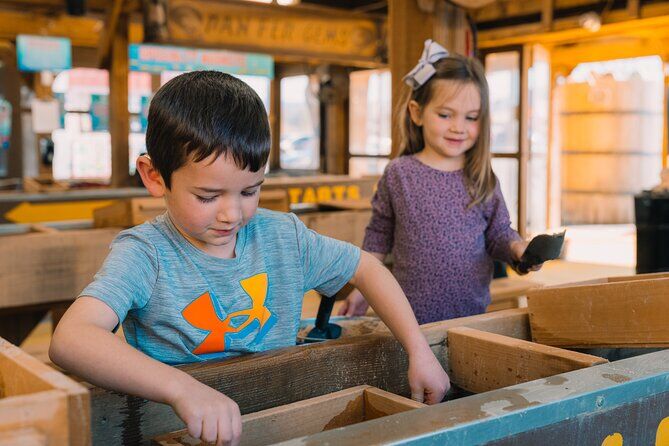 Melhores passeios e experiências em Pigeon Forge Tennessee 20 Gem Mining Bucket - Pigeon Forge Tennessee