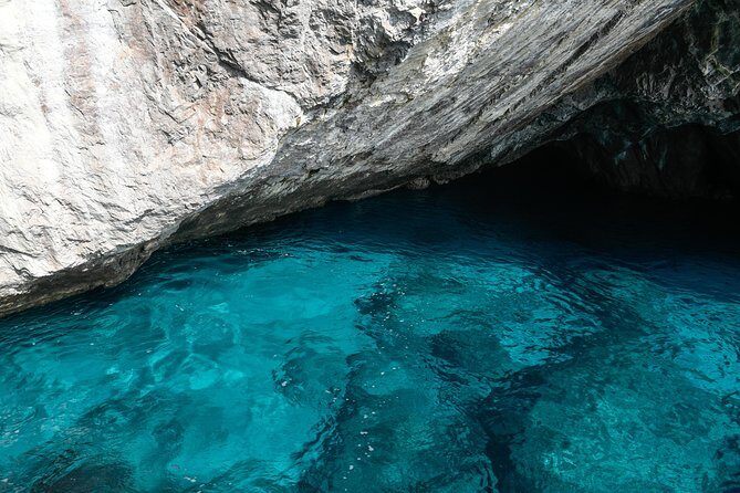Os melhores passeios e experiências na Gruta Azul de Capri, Itália