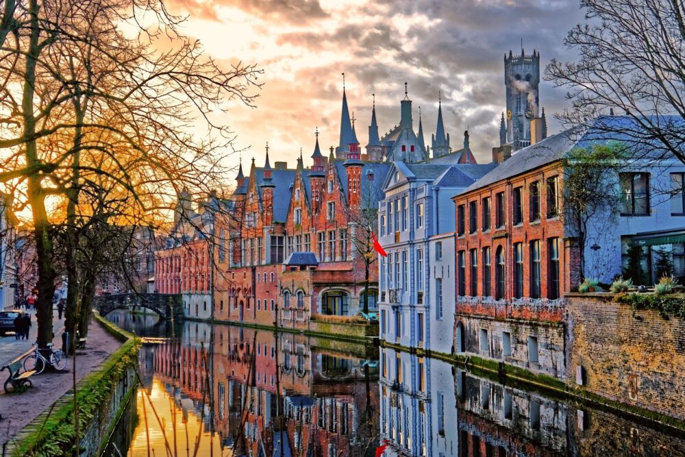 Guided Walking Tour of Bruges with Canal Cruise and Tastings