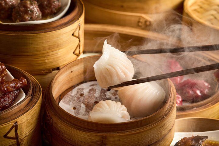 Hong Kong Travel Guide: Skyline, Islands & Day Trips (2026) 13 Hong Kong: 7-Course Hong Kong Street & Restaurant Food Tour