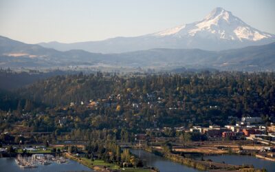 Hood River, Oregon Travel Guide: Windsurfing, Orchards and Best Things to Do
