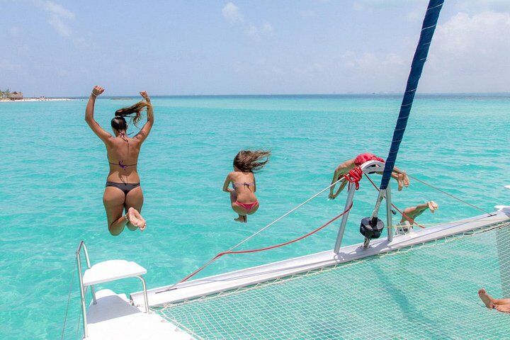 イスラ・ムヘーレスの高評価ツアー&体験 13 Isla Mujeres Catamaran, Open Bar & Optional Buffet and pick up