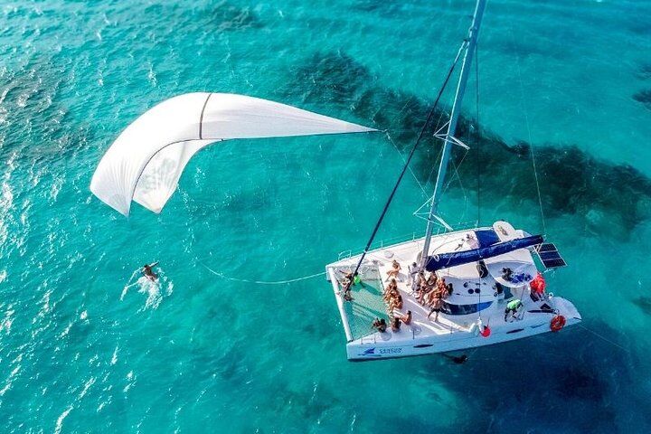 イスラ・ムヘーレスの高評価ツアー&体験 11 Isla Mujeres Cruise with Beach Club, Snorkel, Lunch and Open Bar