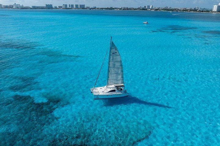 イスラ・ムヘーレスの高評価ツアー&体験 14 Isla Mujeres Day Tour with Catamaran, Snorkeling & Beach Club