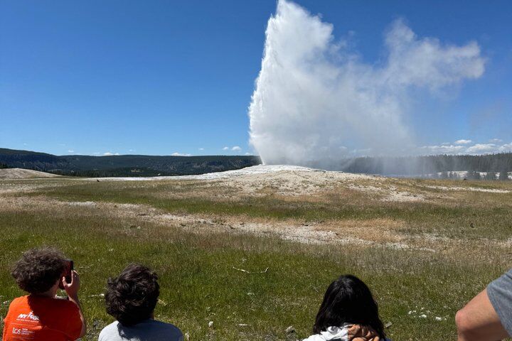 Old Faithful Yellowstone: Eruption Times, Viewing Tips and Nearby Sights 2 Old Faithful Yellowstone Half Day Express Tour