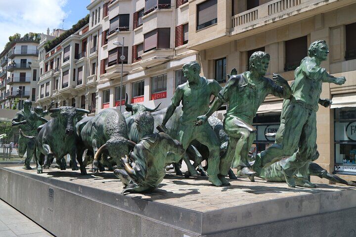 Pamplona Highlights Walking Tour with Coffee and Churros Break