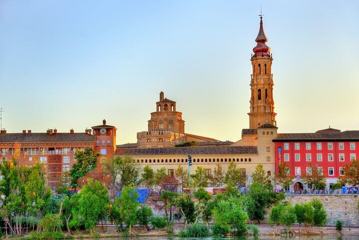 Private custom tour with a local guide Zaragoza