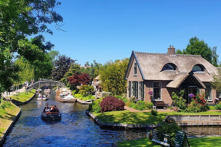 Meilleurs tours et expériences à Giethoorn Netherlands 22 Small Group Giethoorn & Zaanse Schans w/ Pickup & Small Boat