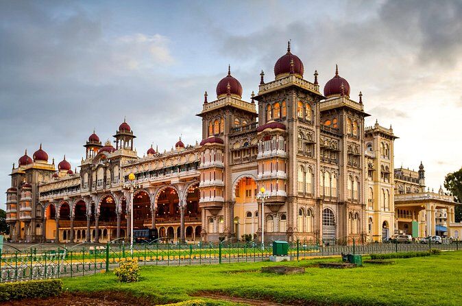 Touristic Highlights of Mysore Guided Fullday City Sightseeing Tour by Car