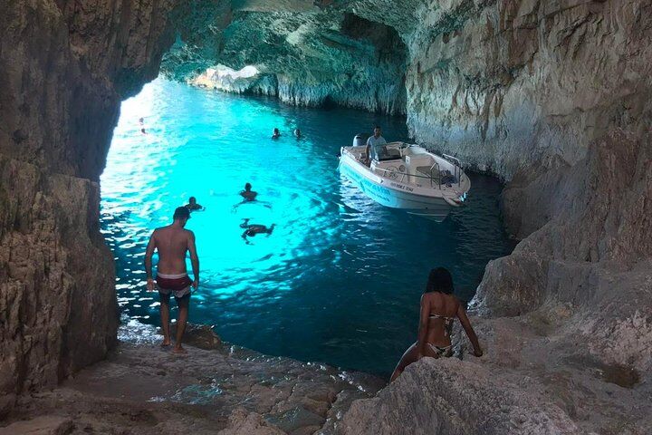 Meilleurs tours et expériences à Zakynthos Greece 13 Zakynthos boat tour:Shipwreck& Local blue caves with 3 Swim Stops